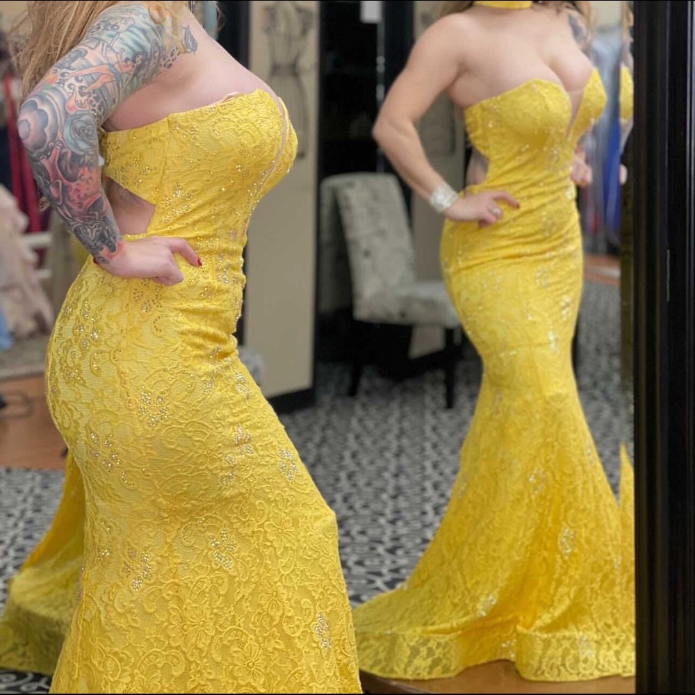 Yellow gown with neck